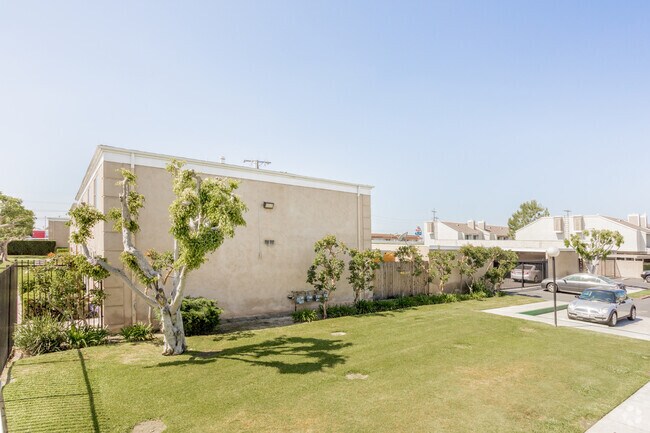 Lynrose Dr - Townhome 2 bed 1.5 Bath in Anaheim