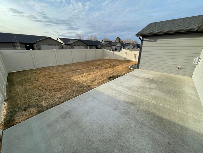 Building Photo - Beautiful west end home!