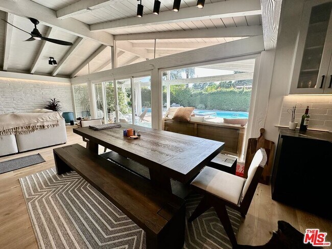 Building Photo - 22428 Victory Blvd