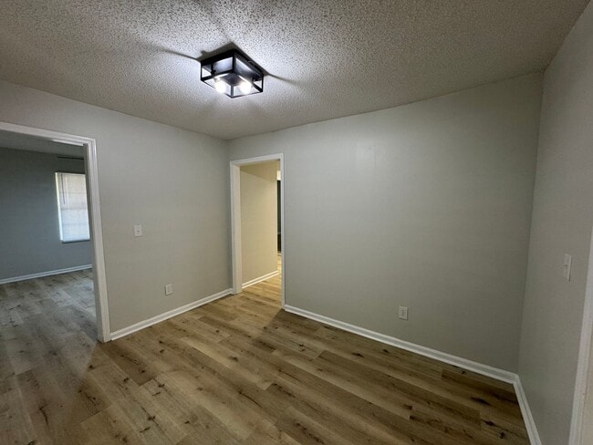 Building Photo - 3bed/2bath freshly renovated home!