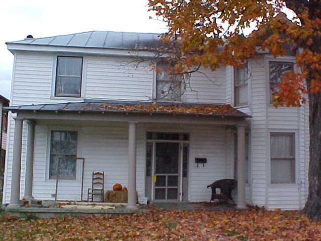 Building Photo - 3 Br, 1 Ba home in town with hardwood floo...