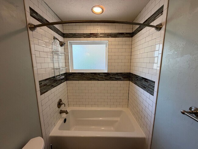 Building Photo - 2517 Chateau Dr