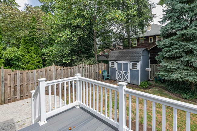 Building Photo - 35 Maple St