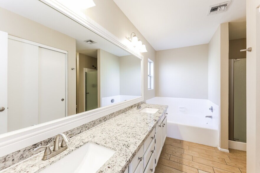 Building Photo - 10801 W Wagon Wheel Dr
