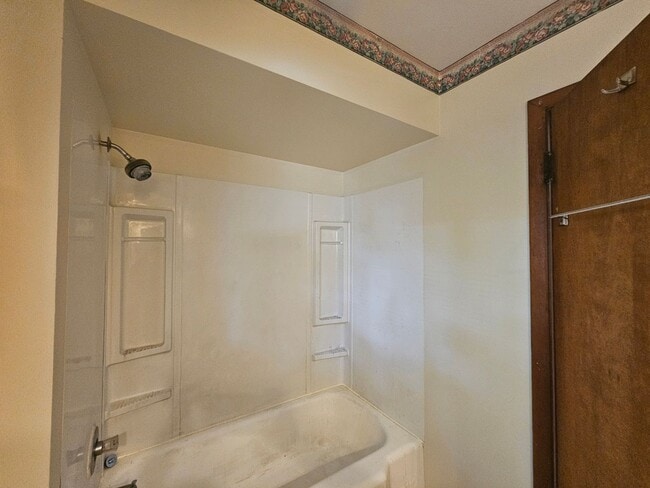 Building Photo - Kent 2 Bedroom 1 Bath Duplex