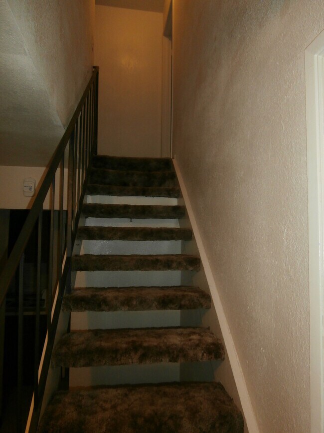 Building Photo - 4 Bedroom 1.5 Bathroom Townhouse (Accepting Section 8)