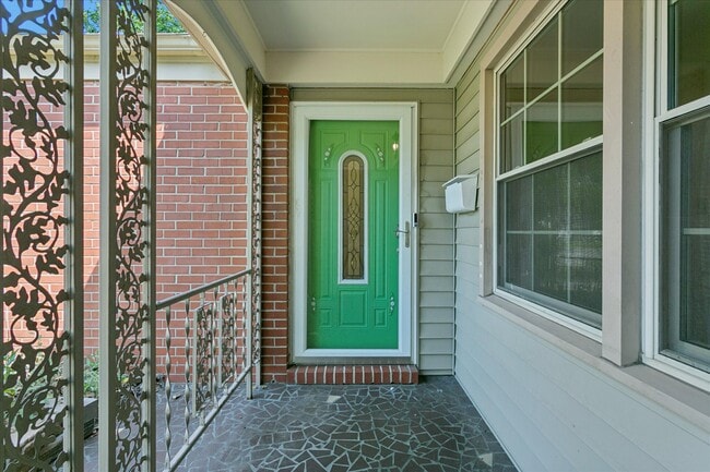 Building Photo - 700 Pelham Dr