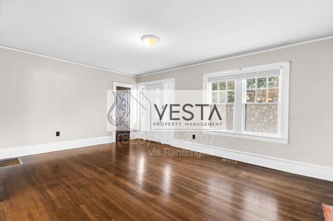 Building Photo - 68 Maple St