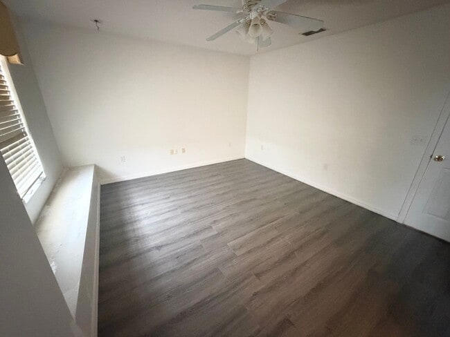 Building Photo - Large 2-Story 4 Bedroom 2.5 Bathroom House w/ Fenced in Yard - For Rent