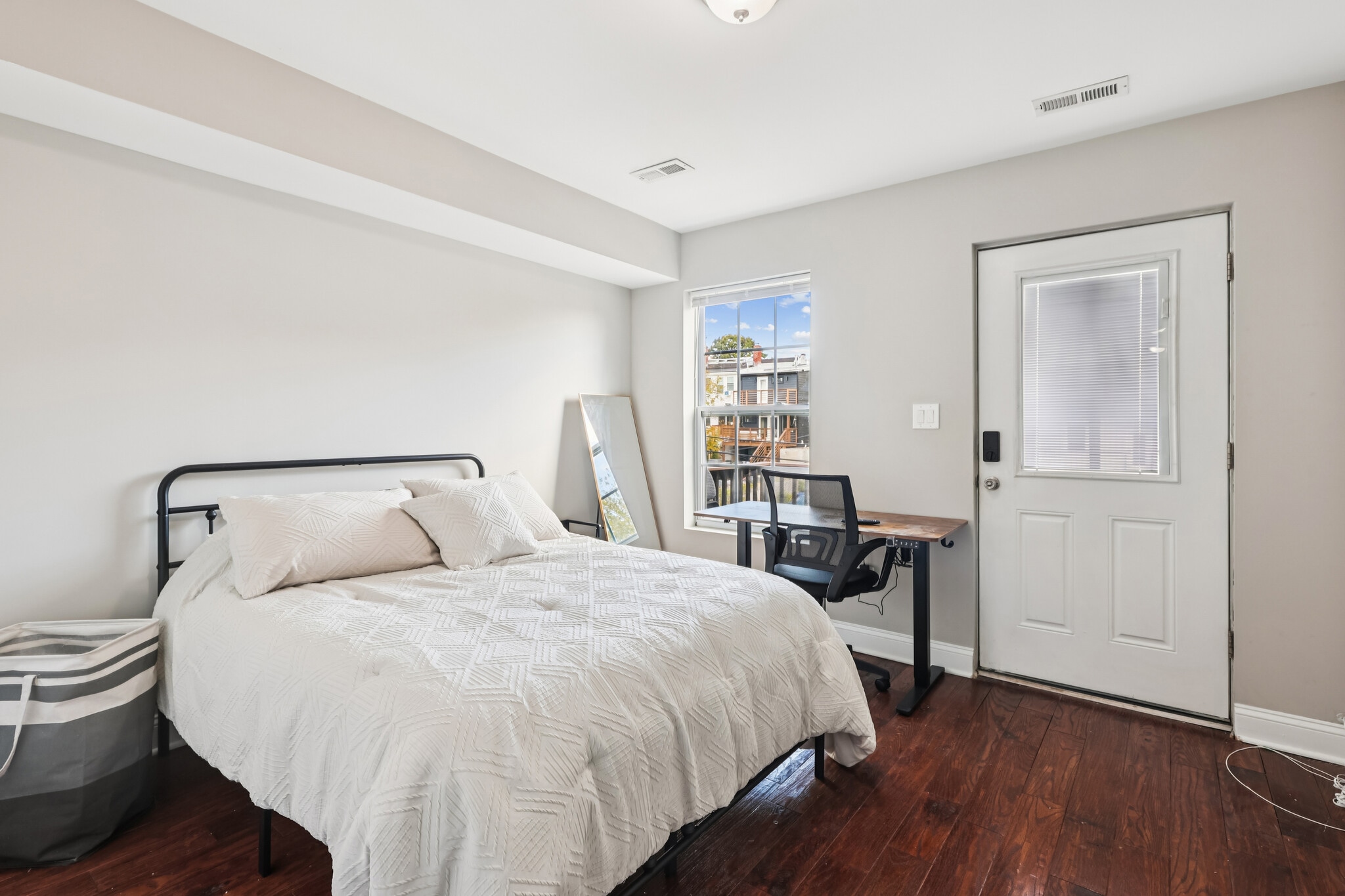 Building Photo - 1332 Levis St NE