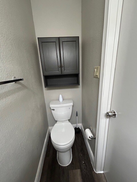 Half bathroom - 4729 Waterway Dr N