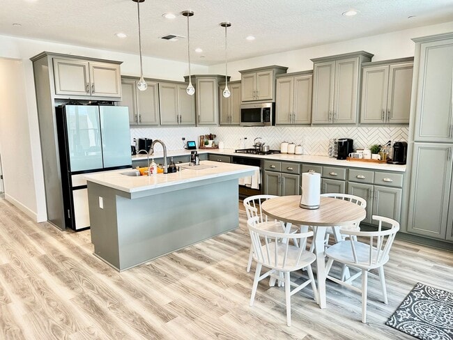 Building Photo - Gorgeous Riverstone 3/2