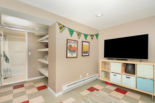 Building Photo - Spacious 4BR/2BA Single-Family Home in Mer...