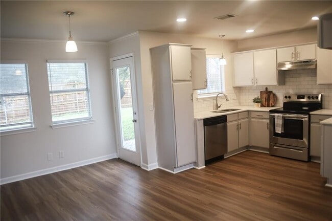 Building Photo - 830 Lone Star Dr