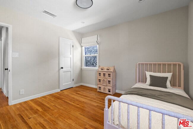 Building Photo - 4824 La Canada Blvd