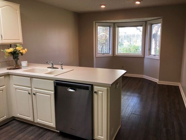 Building Photo - Spacious 3 Bedroom Ranch in Great Carmel L...