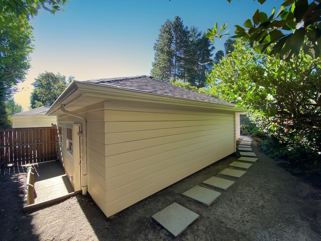 Building Photo - Charming Single Family Home in Multnomah