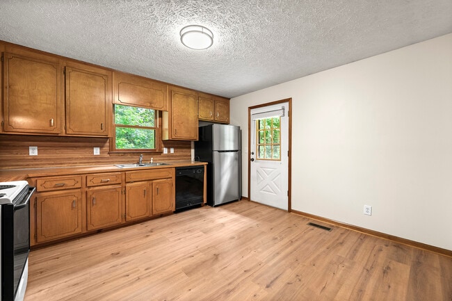 Building Photo - 105 McWhirter Pl