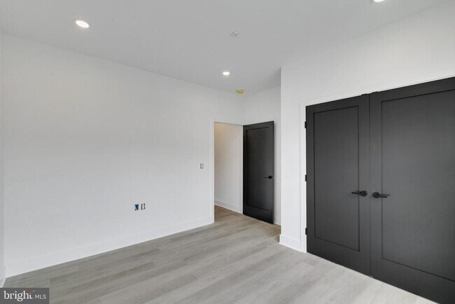 Building Photo - 3045 Richmond St