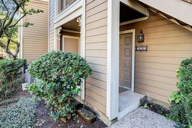 Building Photo - 1880 White Oak Dr