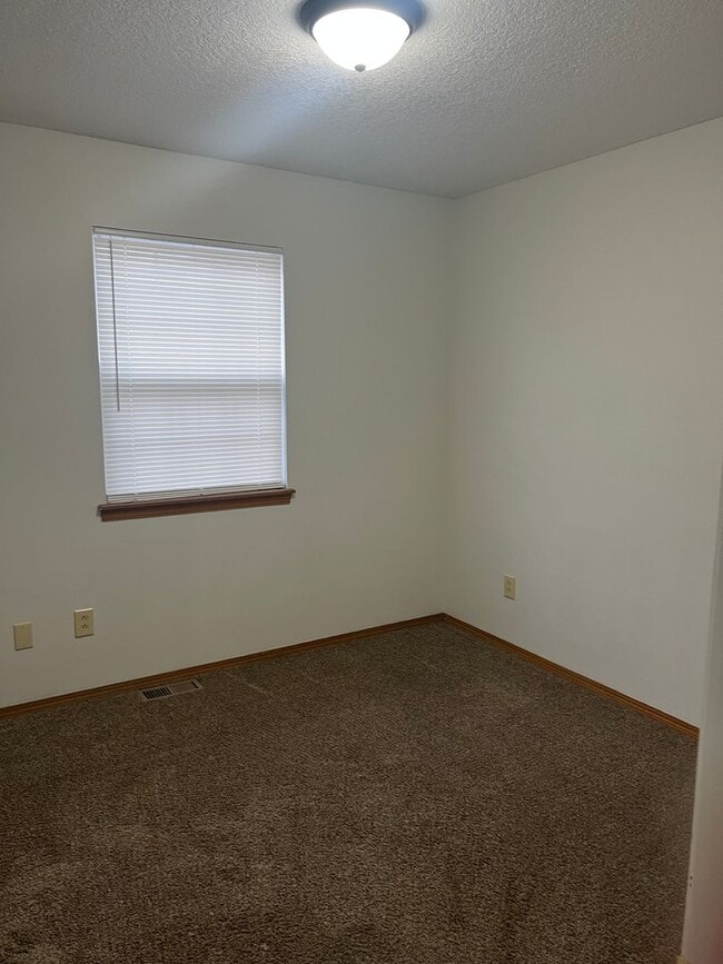 Building Photo - 3 Bedroom 2 bath Spacious Home in a quiet neighborhood!