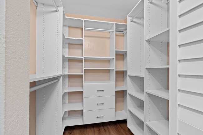 Building Photo - 5545 Courtyard Dr