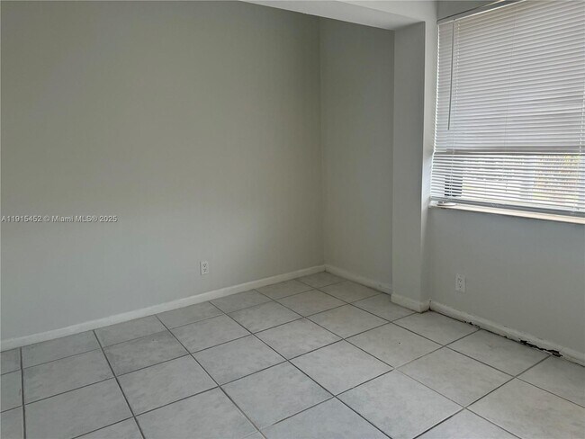 Building Photo - 1060 Crystal Lake Dr