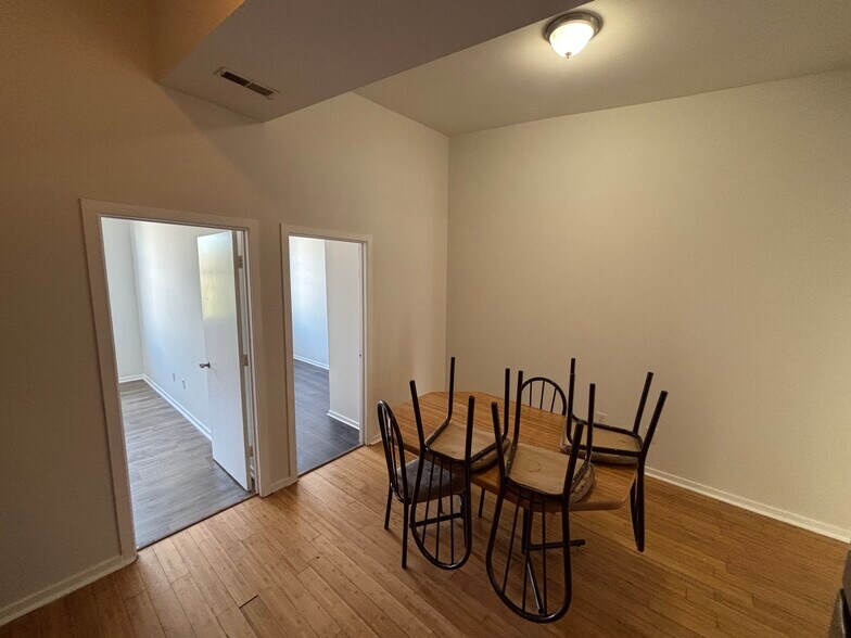 Building Photo - 1918 W Diamond St