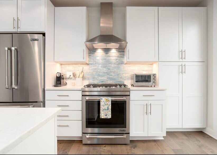 Building Photo - 62 India St