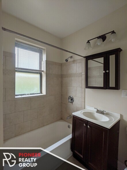 Building Photo - 3732 N Pine Grove Ave