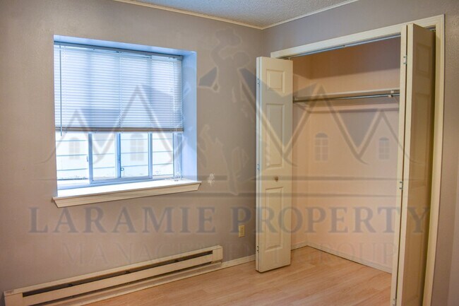 Building Photo - 3 Bedroom 2 Bathroom Apartment