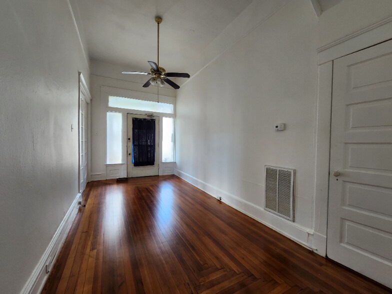 Building Photo - 106 S Bayou St