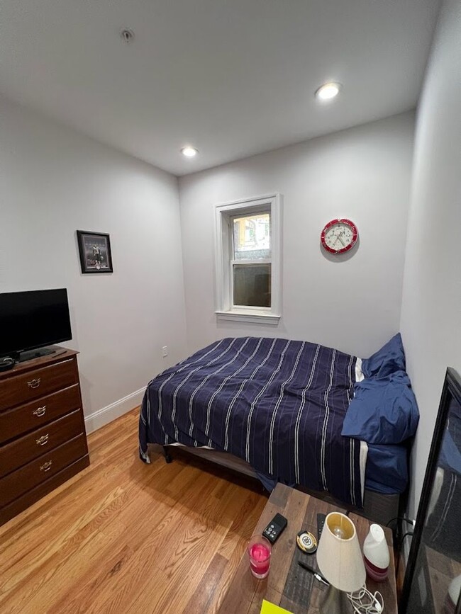 Building Photo - Newly Renovated Split Level Row Home in Tr...