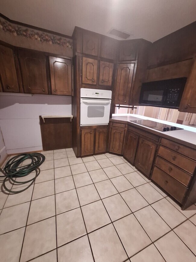 Building Photo - Spacious 3 bedroom, 2 bath