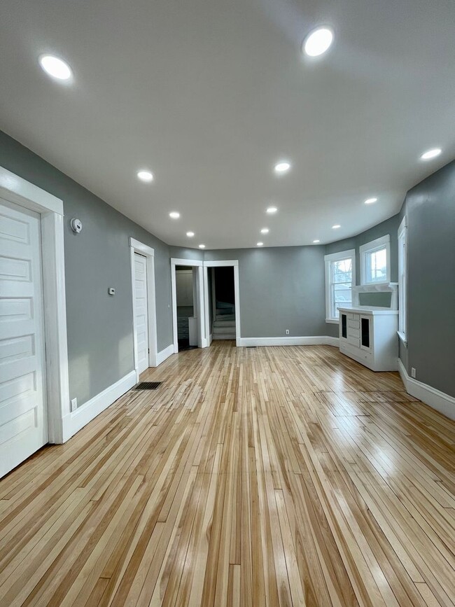 Building Photo - Beautiful 4 Bedroom 1.5 Bath House in Sout...