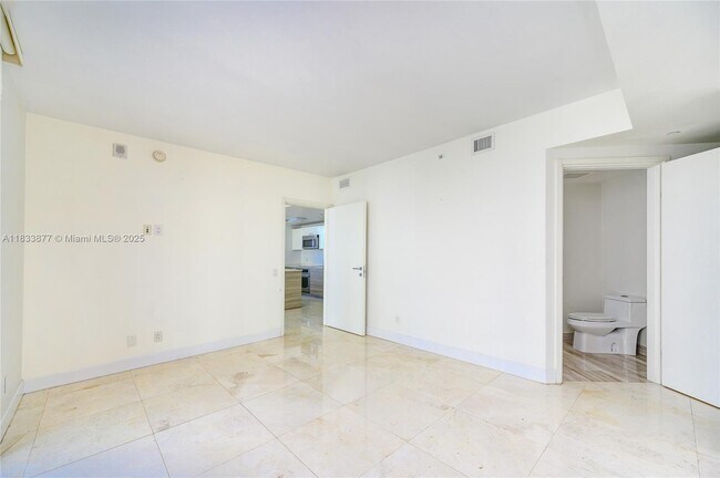 Building Photo - 1300 Brickell Bay Dr