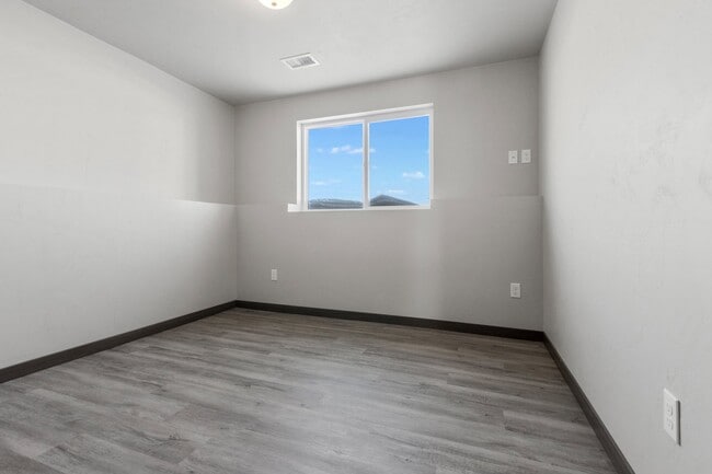 Building Photo - 3725 E Rubyred Dr