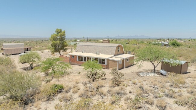 Building Photo - BARN STYLE HOME ON HUGE LOT!!!!1 Bedroom LOFT 1.5 Bathroom