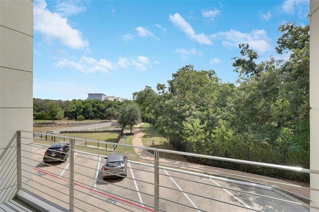 Building Photo - 604 N Bluff Dr