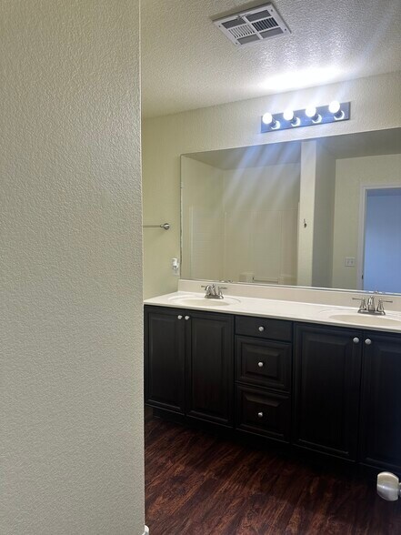 Building Photo - 6824 Briarwood Bend Ave