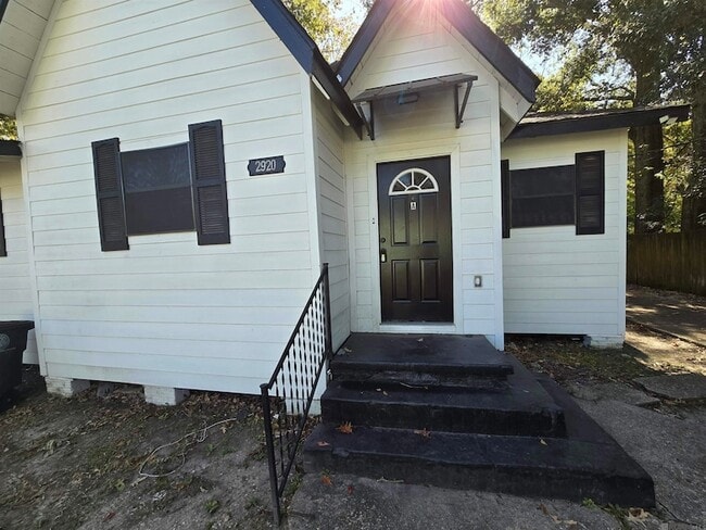 Building Photo - 2920 Sherwood St