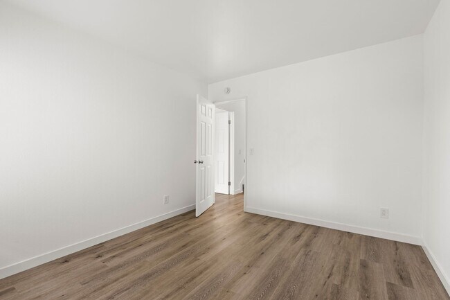 Building Photo - BRAND NEWLY RENOVATED 3BD/2BA Condo in the...
