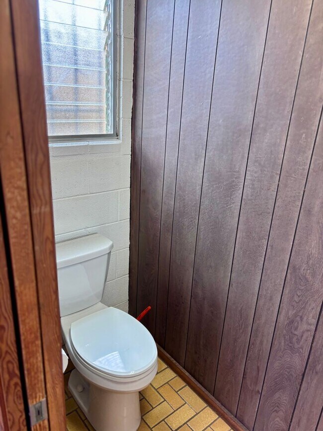 Building Photo - Available September 9, 2026 | A 3 Bedroom + Den, 1.5 bath duplex with 2 parking nested in Kaimuki