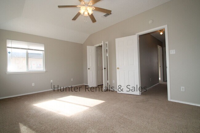 Building Photo - Exceptional!