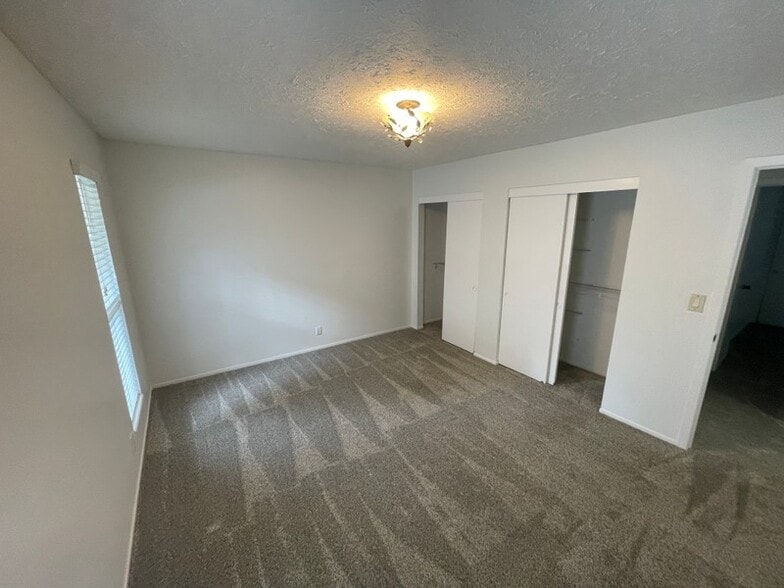 Building Photo - 1442 E Sandy Hills Dr