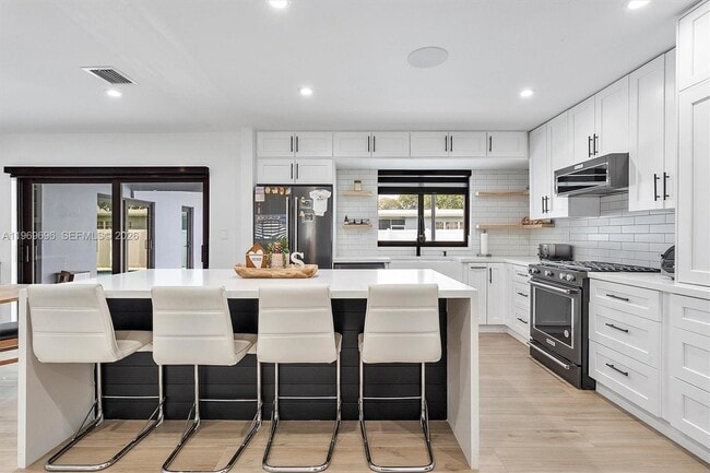 Building Photo - 10950 NW 16th Ct