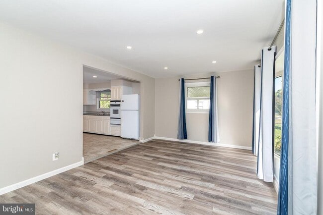 Building Photo - 400 E Main St