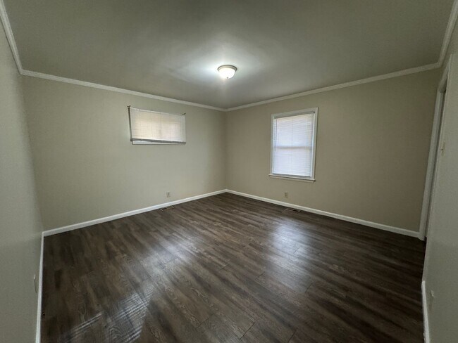 Building Photo - MOVE-IN READY!