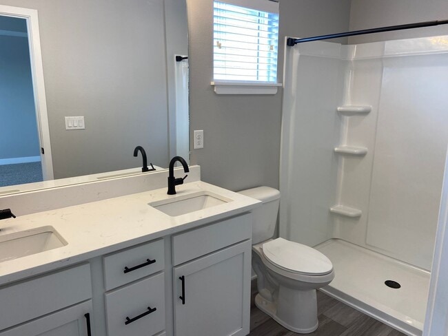 Building Photo - Newer build single family home!