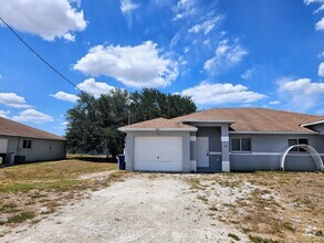 Building Photo - 3 BR / 2 BA Duplex Conveniently Located in...